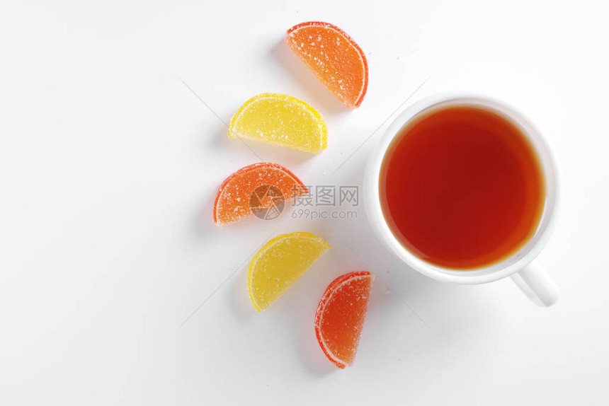 以柑橘水果切片和白底茶杯制成的甘蓝图片