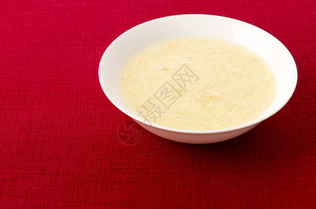 红布白盘甜玉米蛋花汤图片