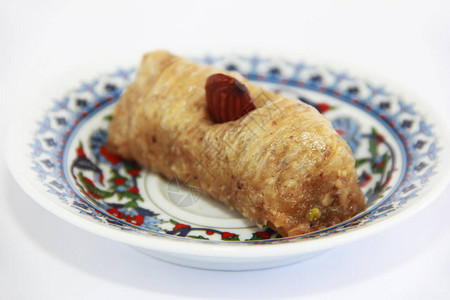 传统的东方阿拉伯土拉吉什甜烤肉卷在盘图片