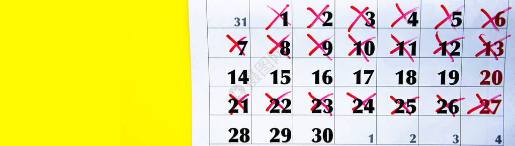 日历上的数字在黄色背景上用宏中的红十字划掉计划笔记的日历商务日历日历上的笔记背景