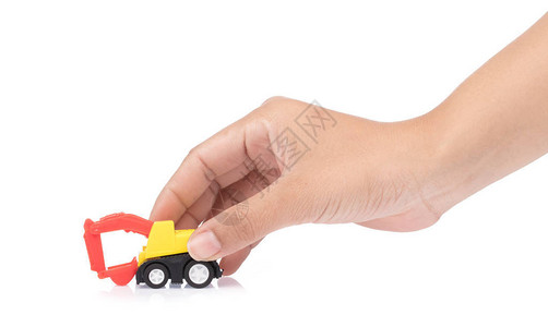 手握着玩具拖拉机在白色图片