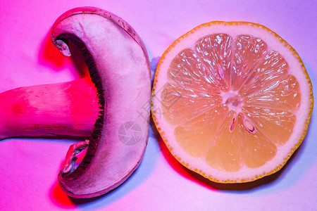 蘑菇片和柠檬片的宏观捕捉色彩斑斓图片