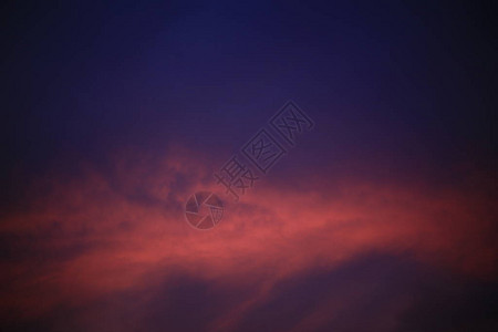 蓝紫色的天空和红云暮光之城摄影的黄金时间深夜平静和宁静的场景希望和梦图片