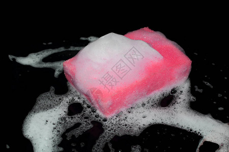 粉色海绵用白肥皂泡沫洗碗黑图片