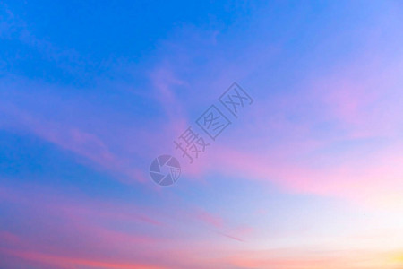 日落暮色天空和云彩背景的洋红色背景图片