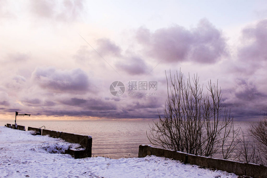 俄罗斯沃洛格达州白湖的美丽风景美丽风景的照片这个季节是寒冷的秋天地上和树上有雪码头和图片