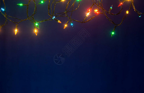 蓝色背景的圣诞灯图片