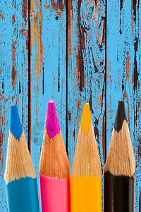木制背景上的彩色铅笔背景图片