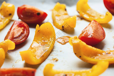黄铃辣椒和红番茄的切片准备用香图片