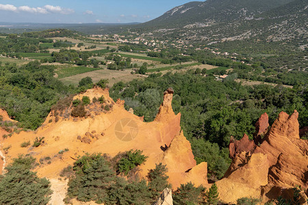 法国鲁西永普罗旺斯红崖赭色鲁贝隆图片