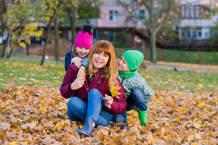 秋季散步时带着青春期孩子的妇女图片
