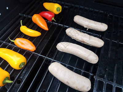 香肠和彩色胡椒在烤肉图片
