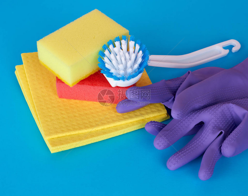 多色厨房海绵白色塑料刷蓝色背景的橡胶紫色手套一套清洁用图片