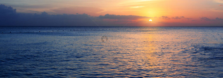 海边美丽的天空多彩的日落卡利比图片