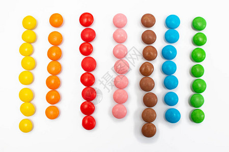 五彩斑斓的小糖豆果以直线的颜色排列图片