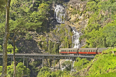 从淡水站到库兰达的库兰达观光铁路蜿蜒曲折火车经过一座长桥和一图片