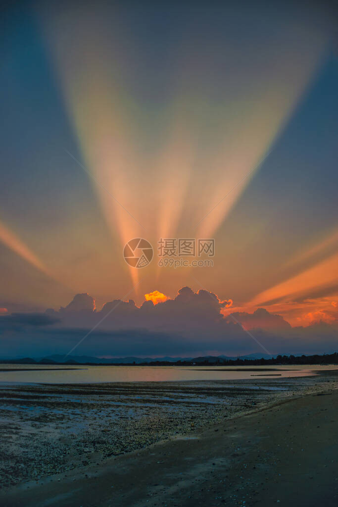 山海之上的戏剧日落图片