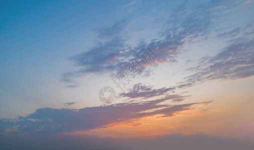 夕阳的天空抽象的自然景观背景黄昏时分戏剧蓝色和橙色图片