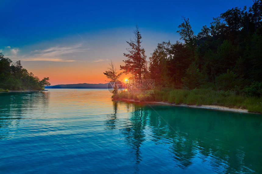洞润湖夕阳西下图片