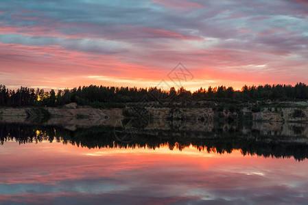 春天湖上日落的镜像图片