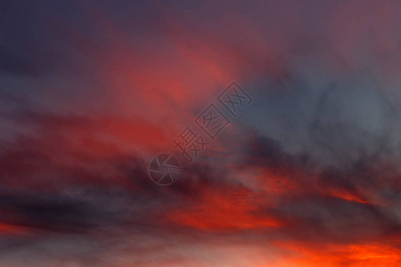 日落后的深红色天空图片