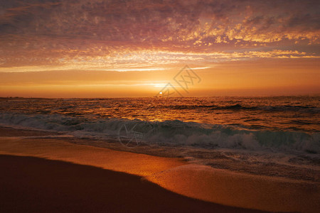 热带海滩日落橙色天空明图片