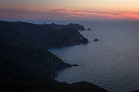 日落时的岩石海岸图片