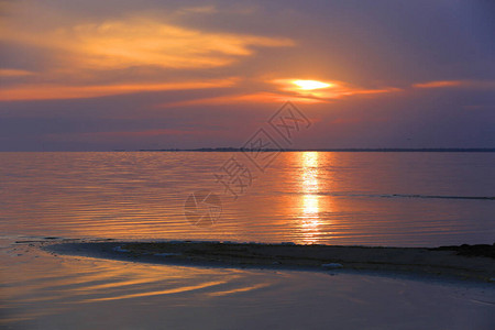 夏时湖上的日落景观图片