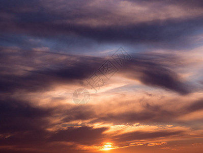 日落时天空中阴暗的乌云以蓝橙色梯图片