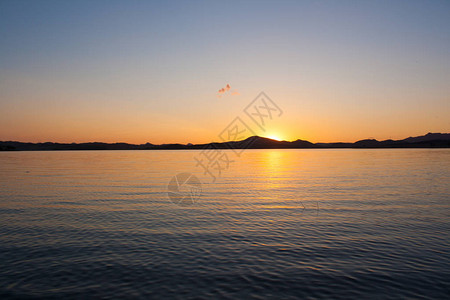 湖中日落图片