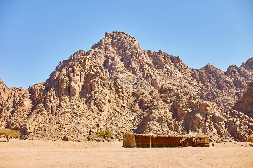 沙漠在山地背景上沙漠中美丽的沙丘图片