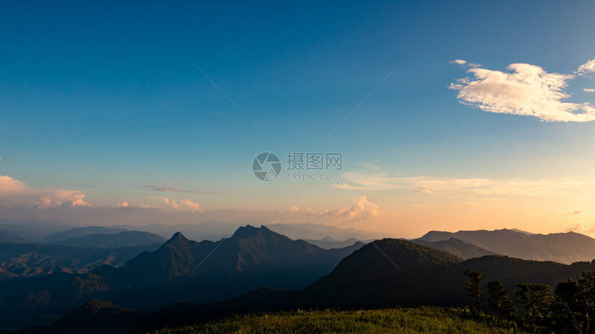 美丽的风景日落时天空中的群山图片