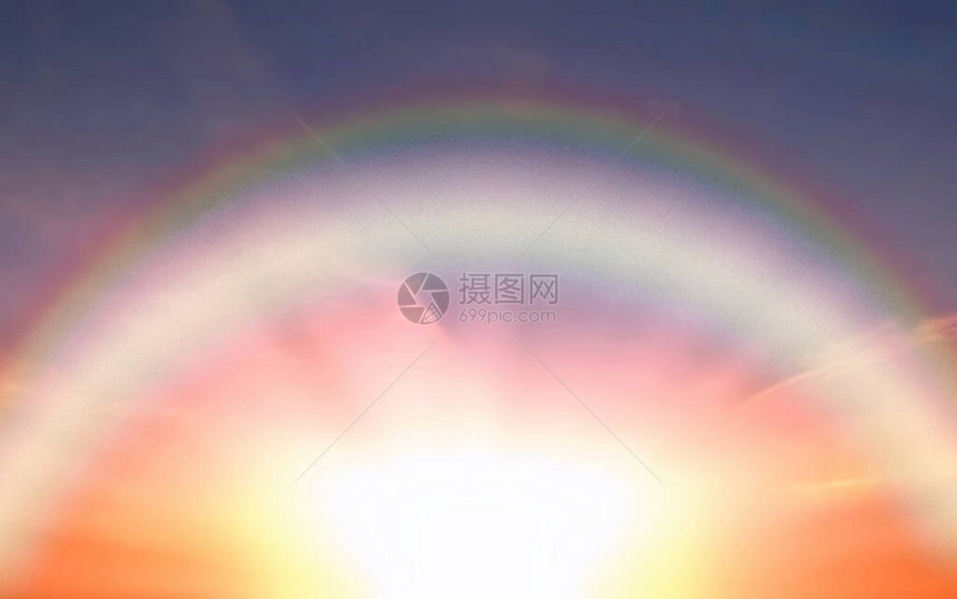 彩虹在日落粉红和蓝天空飘浮的云层上天线图片