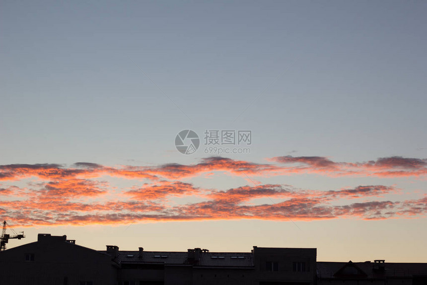 在夏季粉红橙色日落天空云层平行的背景下建造一栋图片