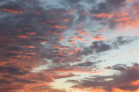 夏日的阴云紫色粉红色橙蓝日落天空观光云纹图片