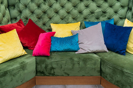 沙发上五颜六色的枕头的真实照片沙发客厅现代住宅家居装饰上彩色垫图片