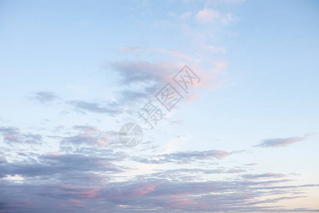 日落时蓝天上美丽的戏剧彩云图片