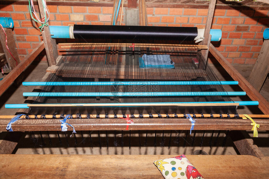 丝绸厂工作的织布机图片