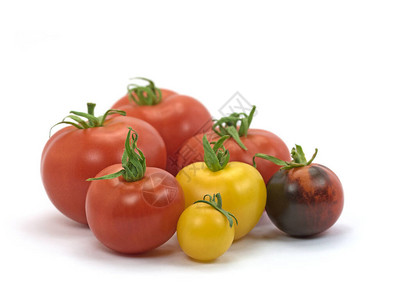 白色背景下的黄色和红色西红柿背景图片