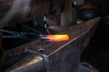 铁匠铺里的煤火和炽热的钢铁图片