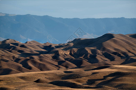 哈萨克斯坦东南部自然公园夏林峡谷地区的图景山峰地区图片