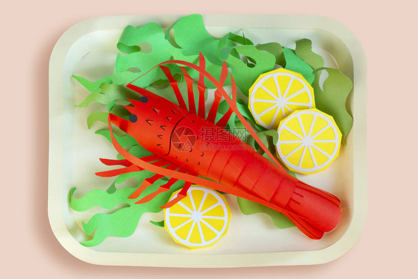 纸龙虾配生菜和柠檬片在纸盘上纸艺和工艺时髦的爱好最小的图片