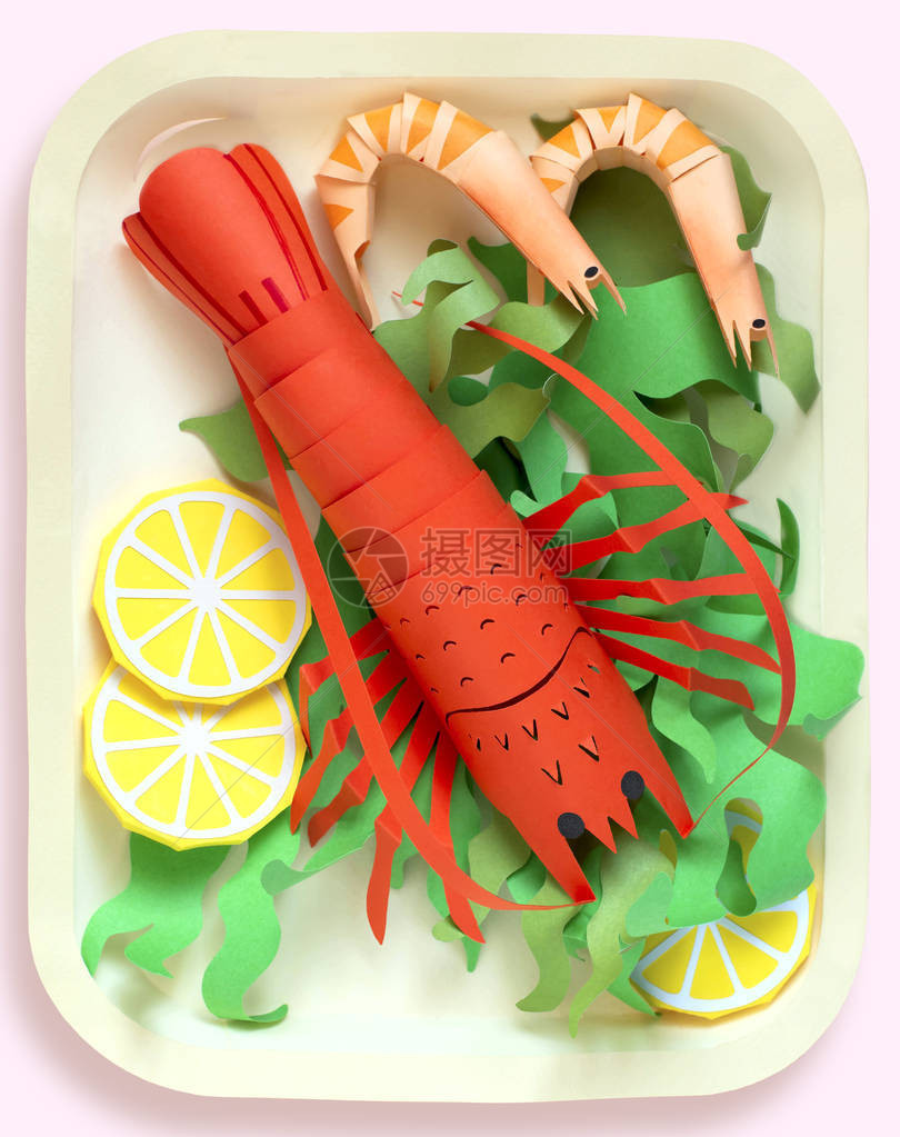纸龙虾和与生菜和柠檬片在纸盘上纸艺和工艺时髦的爱好最小的图片