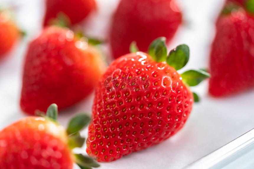 用有机草莓制作巧克力蘸草莓的原料图片