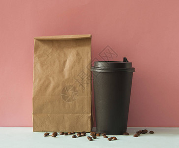 黑棕色纸袋和黑色咖啡杯用于模拟板广告和图片