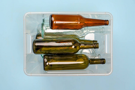 垃圾排序一个装着玻璃瓶酒和啤酒的容器图片