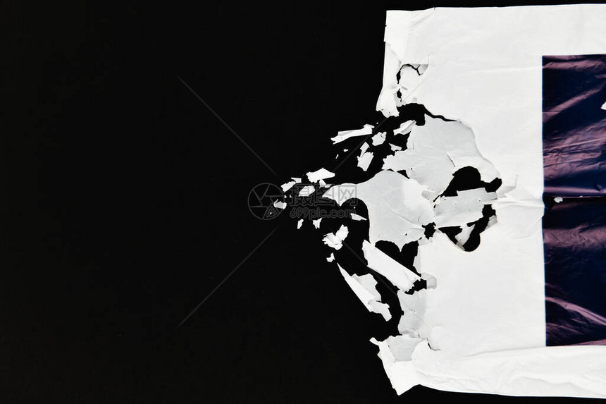 腐烂的聚乙烯黑色背景上的白色从上面查看写作的地方图片