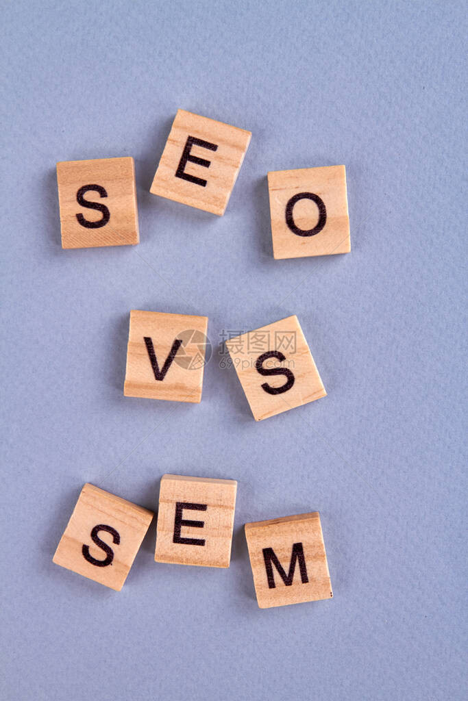 Seo与sem概念写在灰色背景上孤立的木块上的字母网络营销符号搜索图片