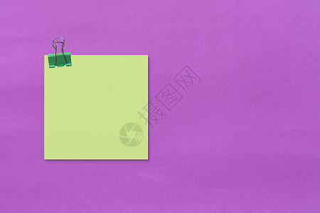 紫色背景的便条纸有回形针图片