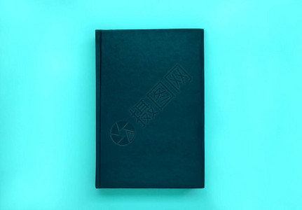 蓝色背景上的最小黑色皮书封面模型图片